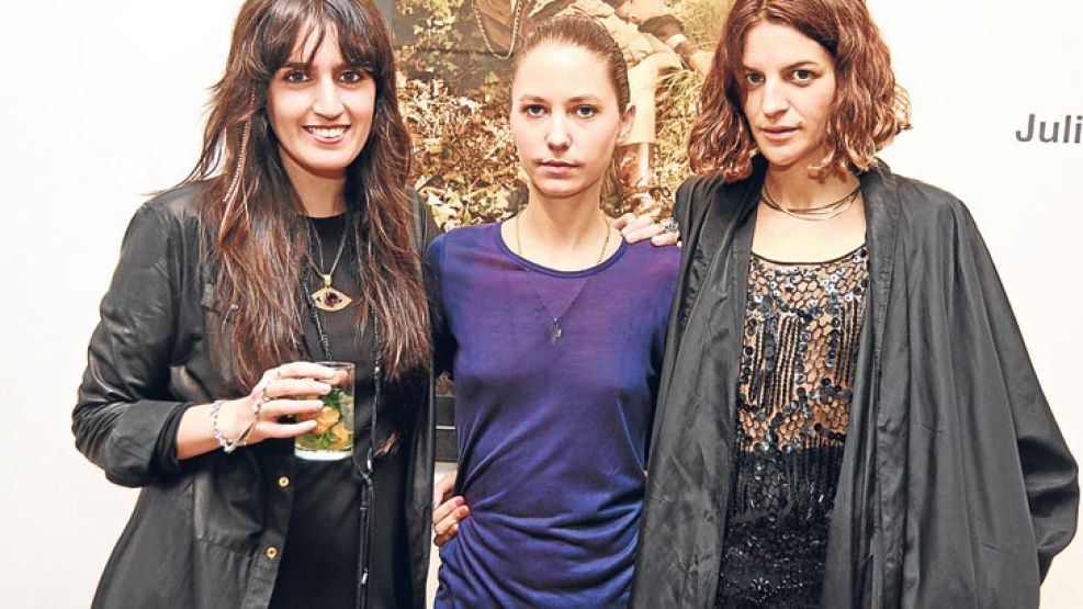 Chicas. De negro, Julia junto a Flor y Lucía Stancato, la tercera expositora de la muestra.