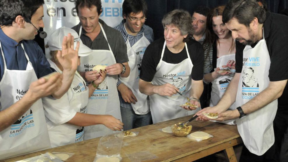 Con su novia Agustina Kämpfer, con Bossio y Lorenzino, el vicepresidente participó de actividades conmemorativas en Lomas de Zamora y en Racing.