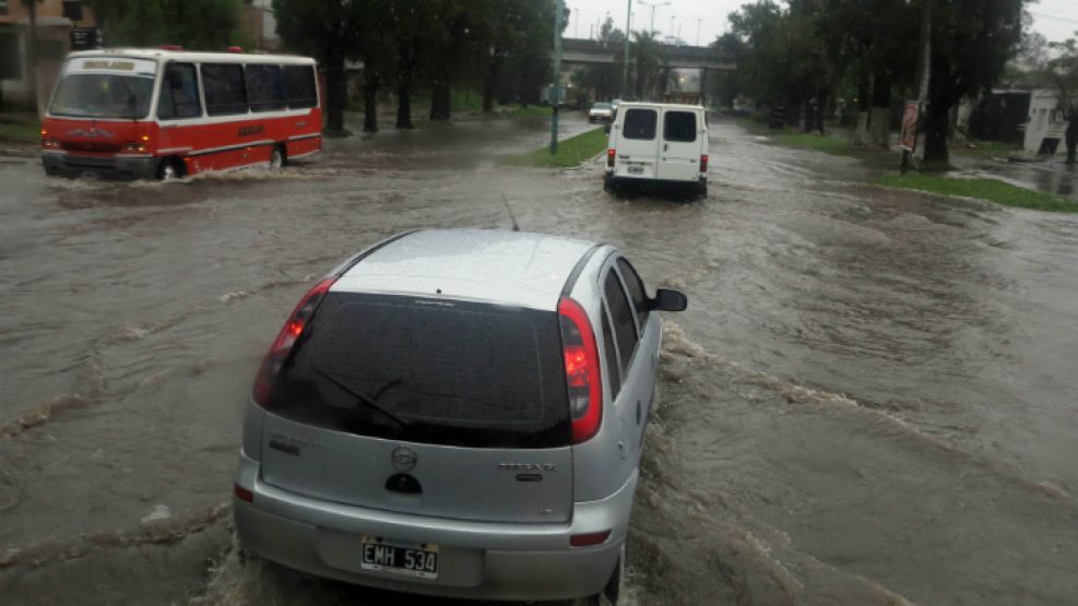 El total de lluvia caída esta madrugada en la Capital Federal alcanzaba los 63,5 milímetros provocando serios trastornos en el sur del conurbano