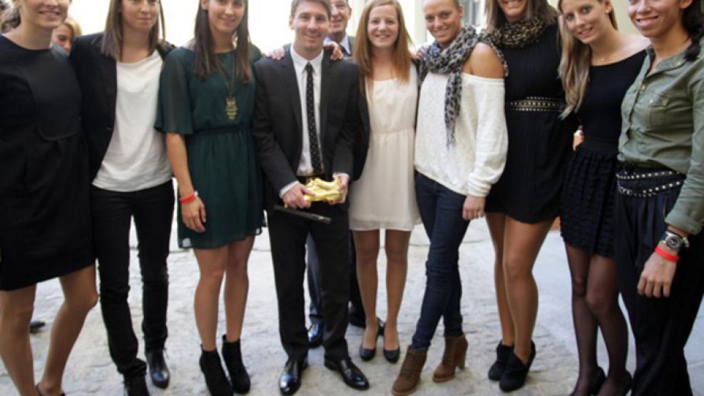 Messi, saludado por las chicas del waterpolo español