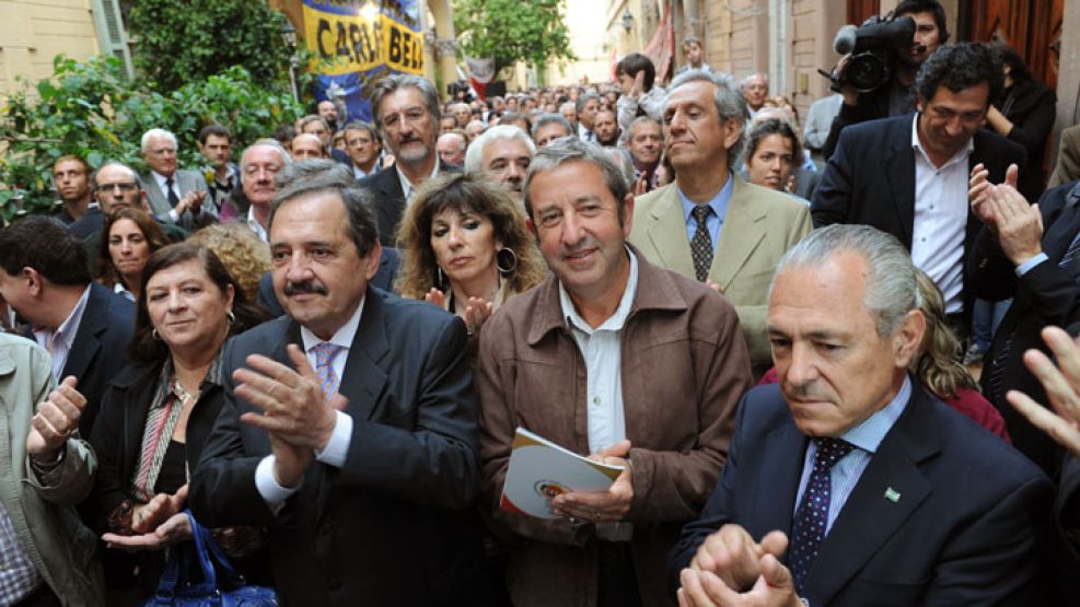 Alfonsín y Cobos estuvieron juntos para el homenaje al expresidente.