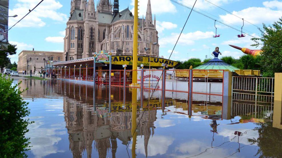 La zona histórica de la Basílica se encuentra anegada con la avenida Nuestra Señora de Luján, la principal del partido, cubierta en forma total por el agua.