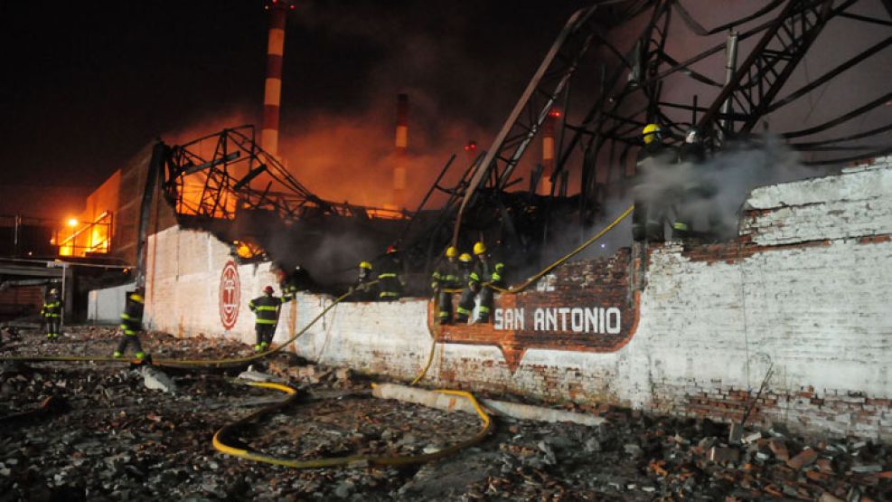 Más de 25 dotaciones de bomberos debieron controlar un incendio que destruyó una fábrica de vidrios y envases en la localidad bonaerense de Bernal, en Quilmes.