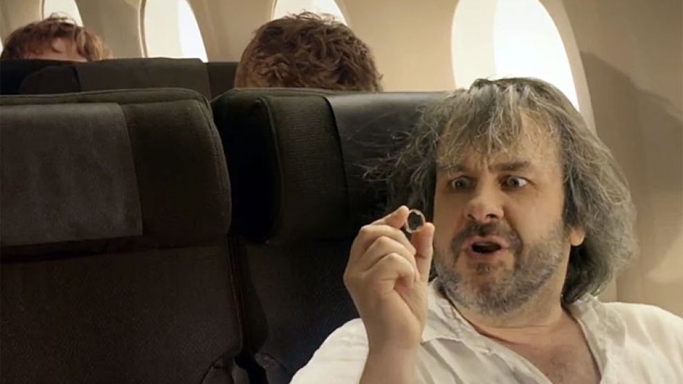 31 de ocutbre. Peter Jackson y sus "hobbits" en un instructivo aéreo foto perfil.com Ampliar Ampliar  19:50 | Una aerolínea informará las normas de seguridad con elfos, hobbits y Gollum.