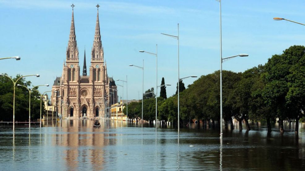 El agua entró hoy a la Basílica, aunque no afectó el patrimonio religioso.