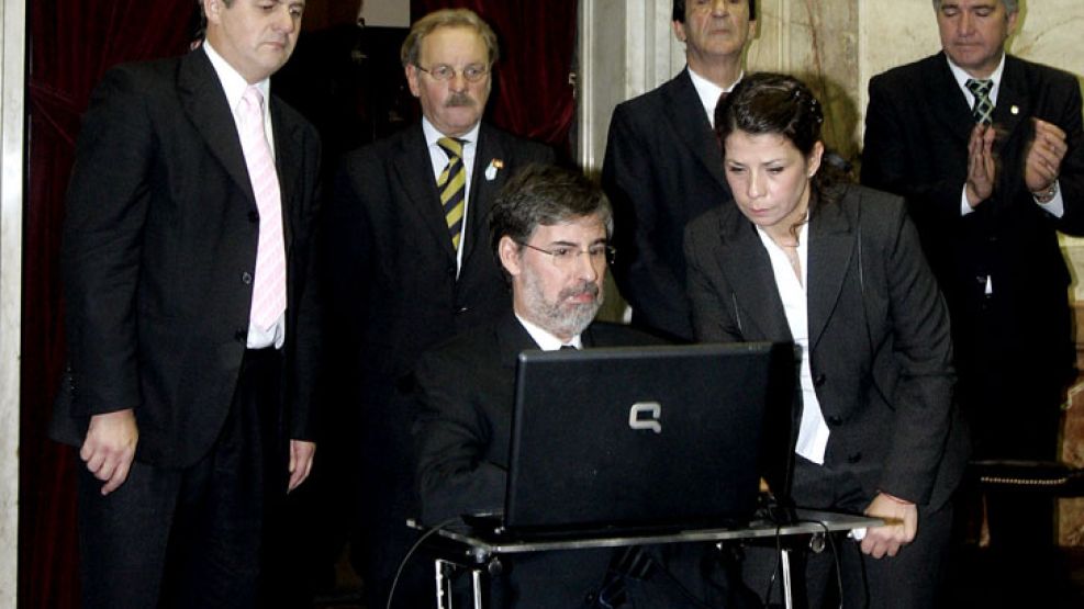 En 2009, Rivas juraba como diputado también a través de su sistema de comunicación con la notebook.