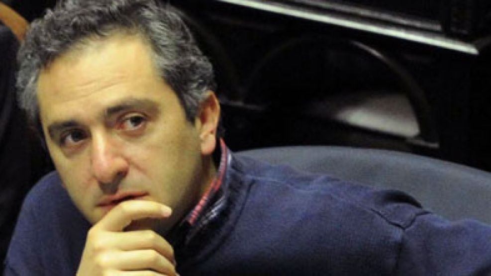 "He leído sobre el socialismo utópico, he leído sobre socialismo científico, pero nunca he escuchado de narco-socialismo", dijo Larroque en su discurso. 