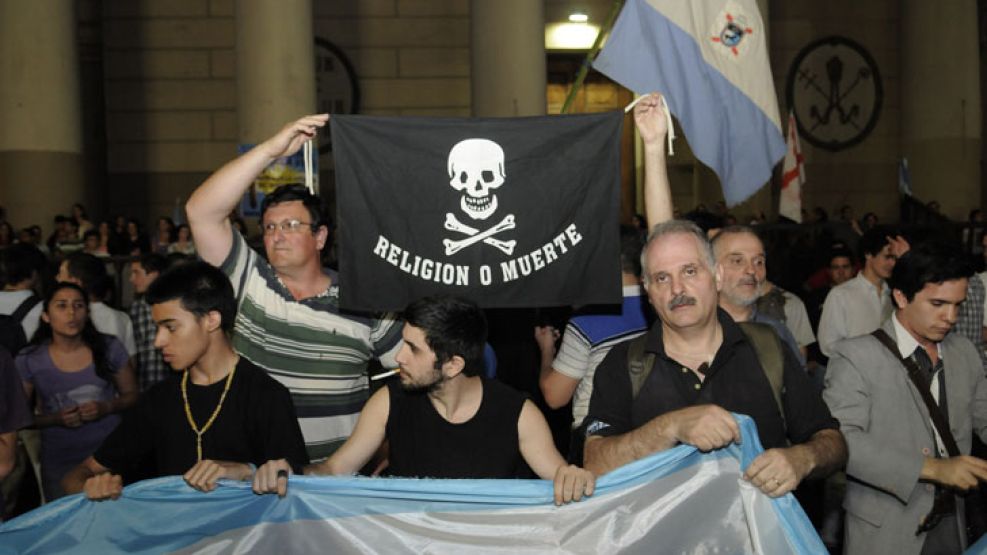 Los grupos se arrojaron piedras y huevos, mientras la Policía intentaba separarlos.