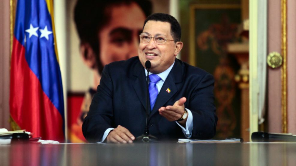 Para mirarte mejor. Chávez cierra su campaña electoral el mes pasado delante de una gran pantalla de televisión en Caracas.