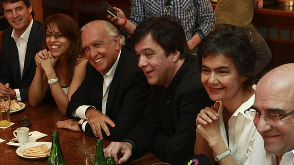 Alfonso Prat Gay (CC-ARI), Ricardo Gil Lavedra (UCR), Victoria Donda (FAP-Libres del Sur), Roy Cortina (FAP-PS), la senadora María Eugenia Estenssoro (CC-ARI) y el secretario de Libres Sur Humberto Tu