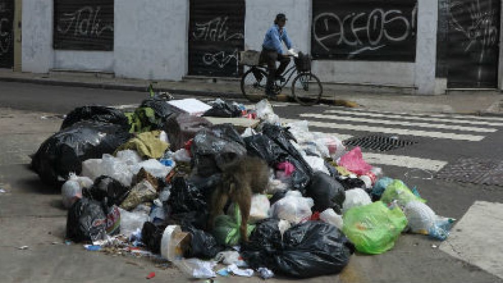 La ciudad volviò a amanecer llena de basura en las calles
