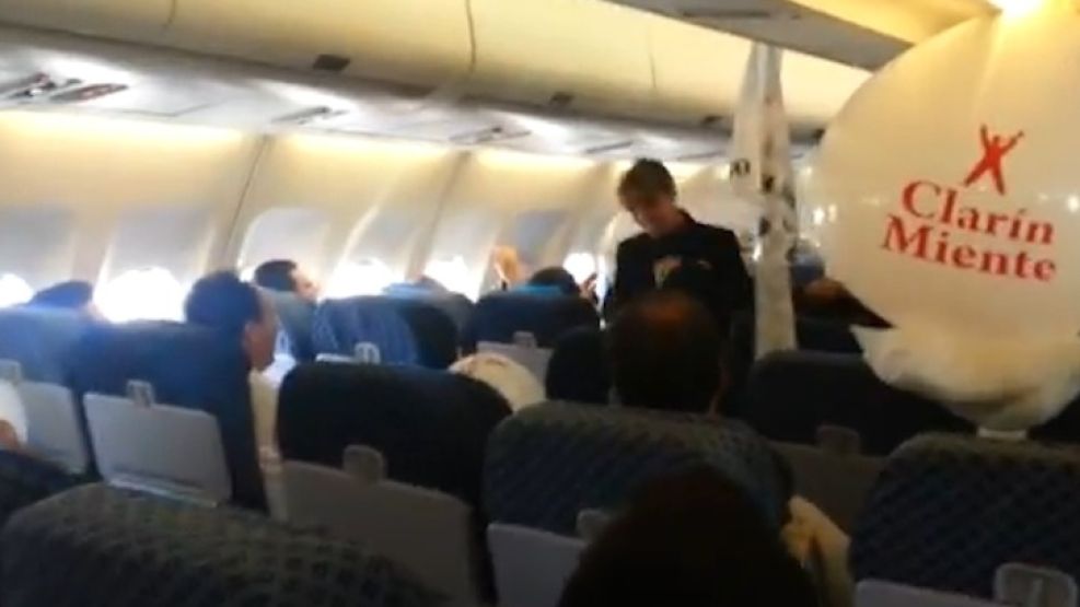 Se conoció un video que muestra a la comitiva que acompaña al Secretario de Comercio Interior.