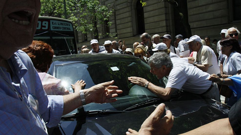 Un grupo de jubilados protestó sobre el auto del titular de la Anses, tras su reunión en la Corte.