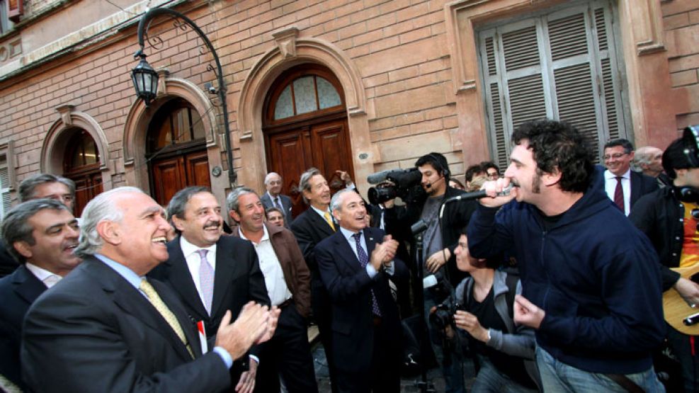 Boinas Blancas que tuvo su momento de gloria durante el acto por el 29° aniversario del triunfo electoral de su abuelo, el ex presidente Raúl Alfonsín. 