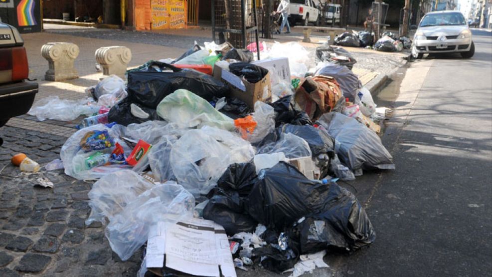 La presencia de montañas de bolsas en esquinas de la ciudad se espera normalizar este jueves.