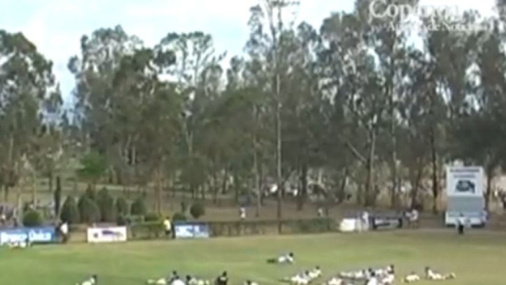 Los juveniles de rugby se tiraron al piso.