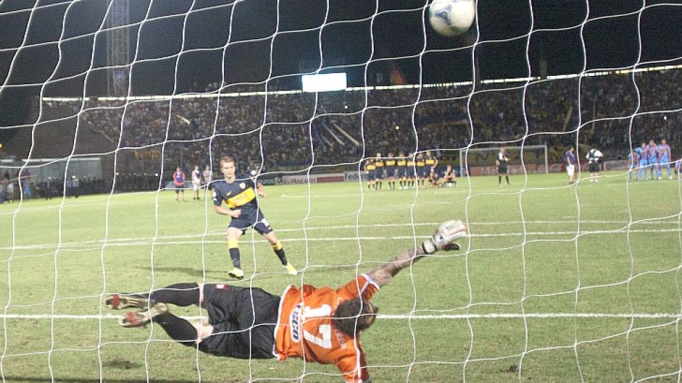 Campestrini le ataja a Colazo el tiro desde el punto del penal que dio a Arsenal la primera edición de la Supercopa Argentina.