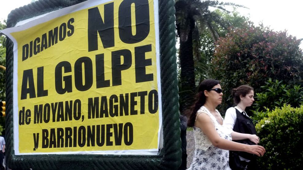 "Digamos no al golpe de Moyano, Magneto (sic) y Barrionuevo", rezan los carteles que aparecieron esta madrugada.