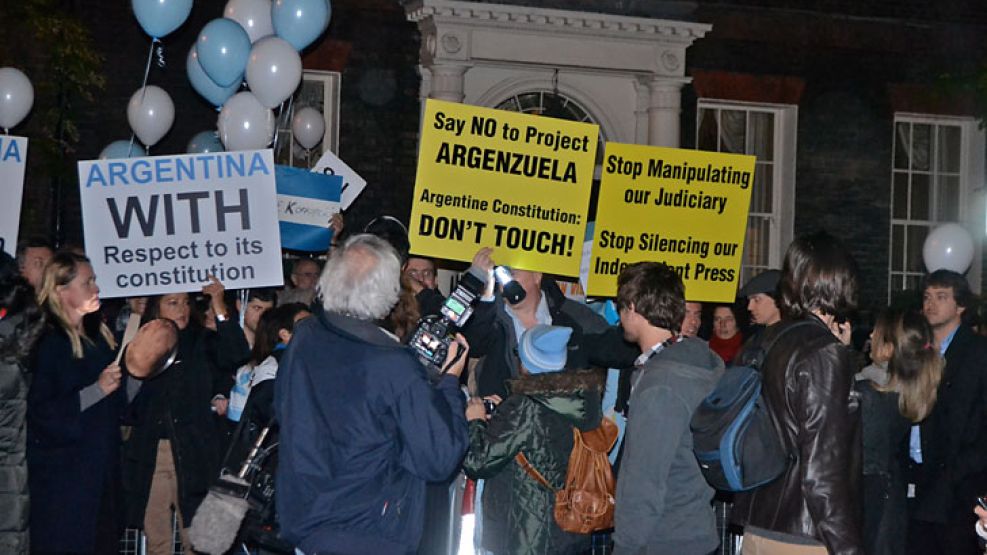 En Londres, los manifestantes llevaban banderas y camisetas argentinas, y globos celestes y blancos. 