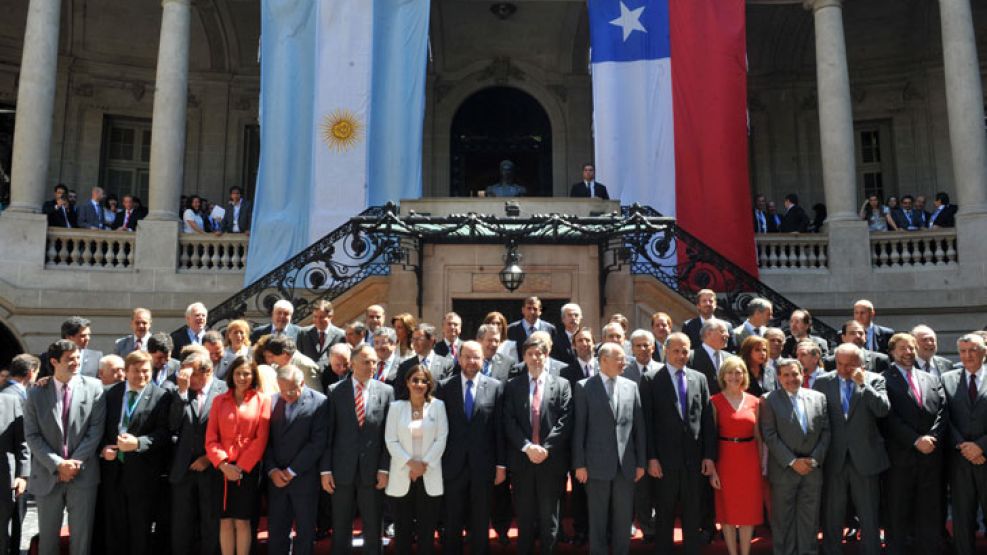 La foto de la reunión se sacó a las apuradas por el sol.