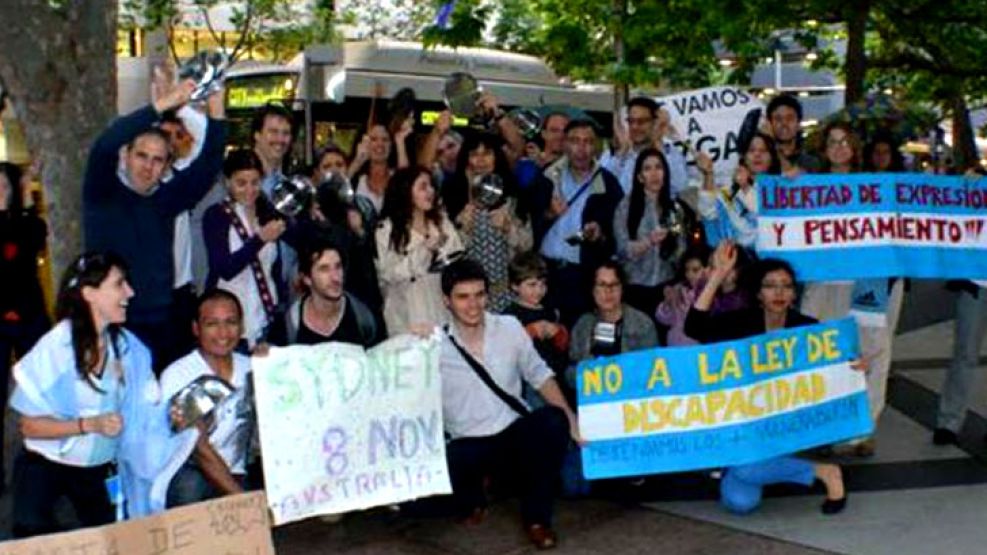 Los primeros cacerolazos comenzaron según lo previsto en Australia.