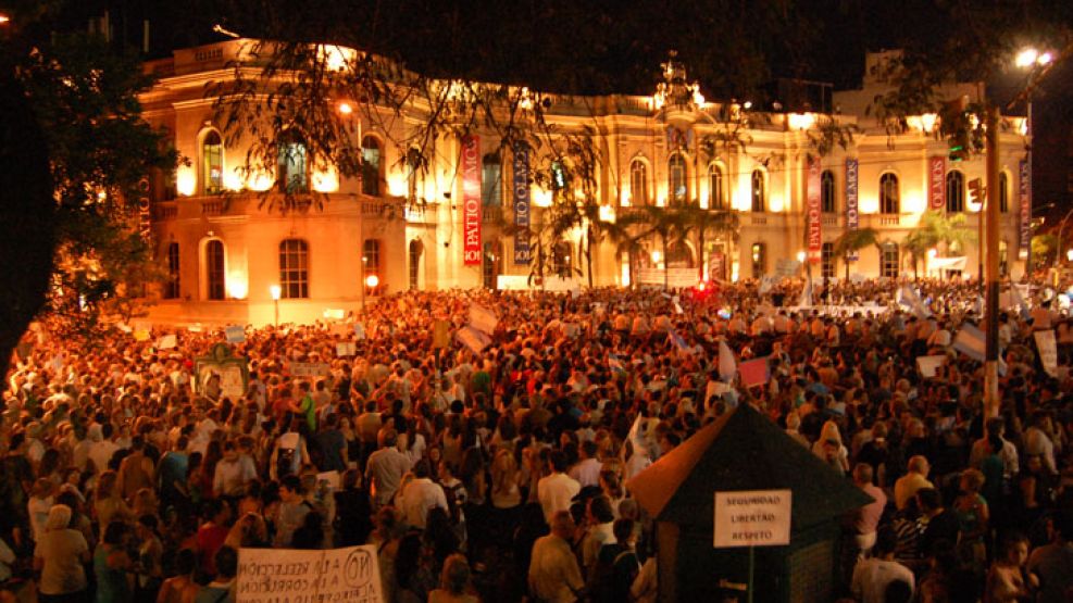 Patio Olmos fue el epicentro de la protesta en Córdoba. 