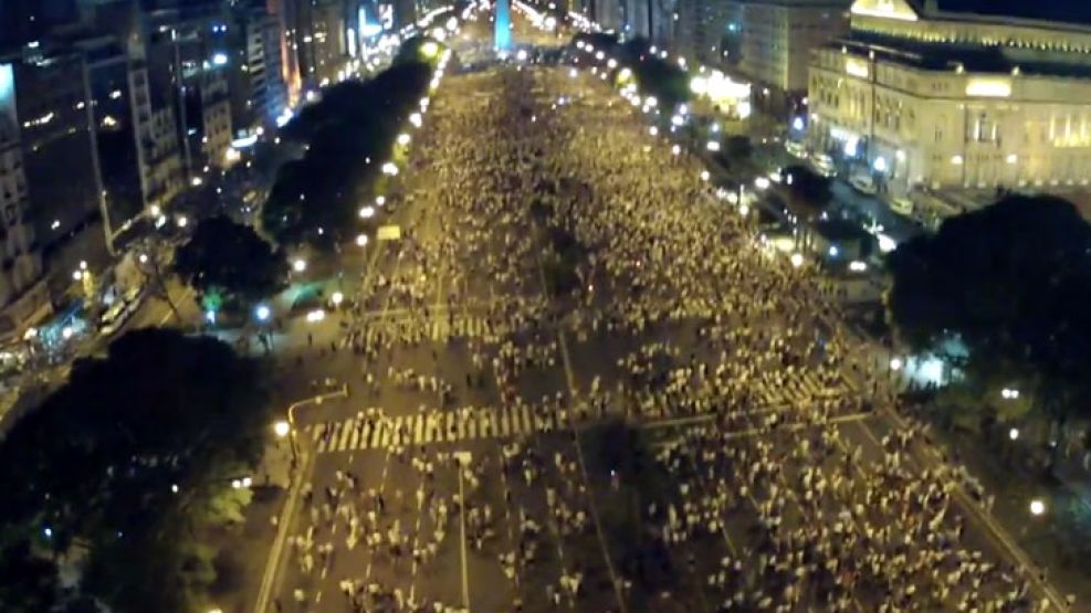 El video fue capturado con una cámara montada sobre un helicóptero a control remoto.
