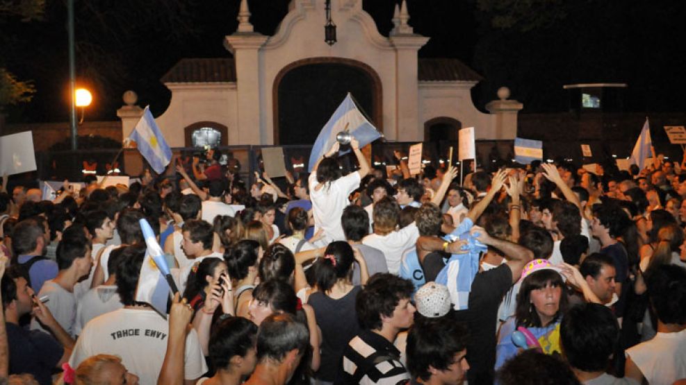En estricto silencio oficial, la Presidenta siguió la protesta desde la Quinta de Olivos. Afuera, los manifestantes protestaron contra su gestión de gobierno.