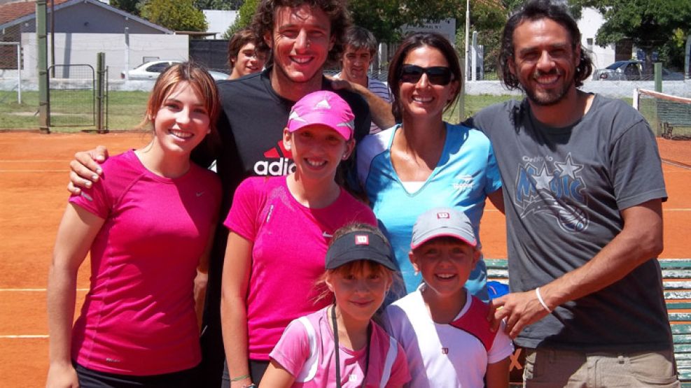 Mariana Pérez Roldán junto a Pico Mónaco y Mariano Zabaleta en un clínica de tenis en Tandil