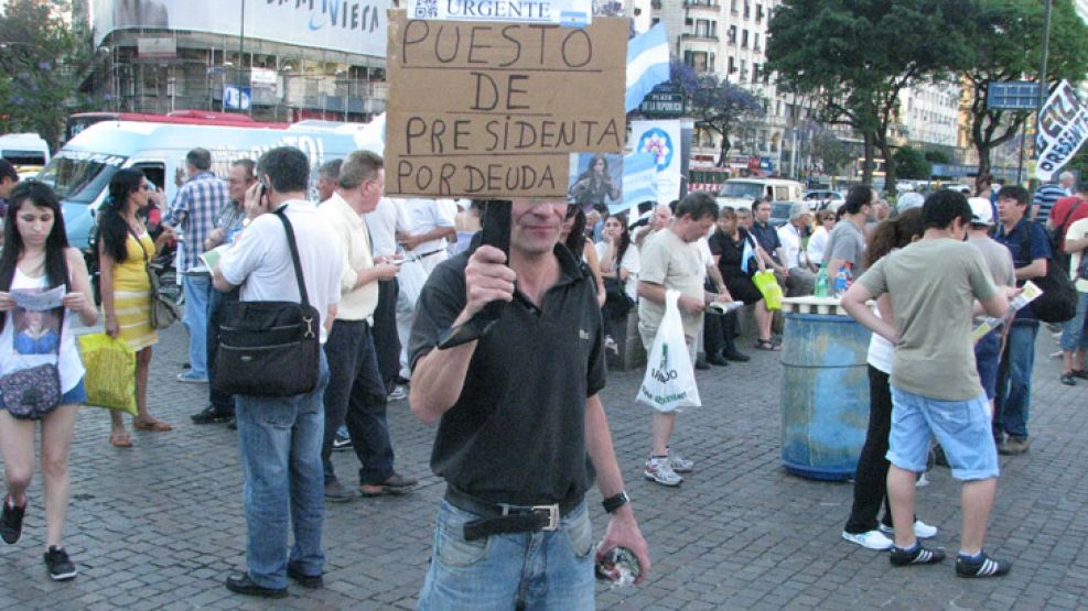 "Necesitamos urgente: puesto de presidenta por deuda", rezaba un cartel durante el 8N.