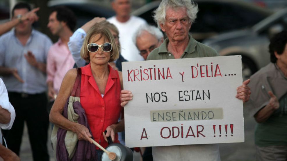 Un centenar de argentinos se sumaron a la protesta desde Punta del Este.