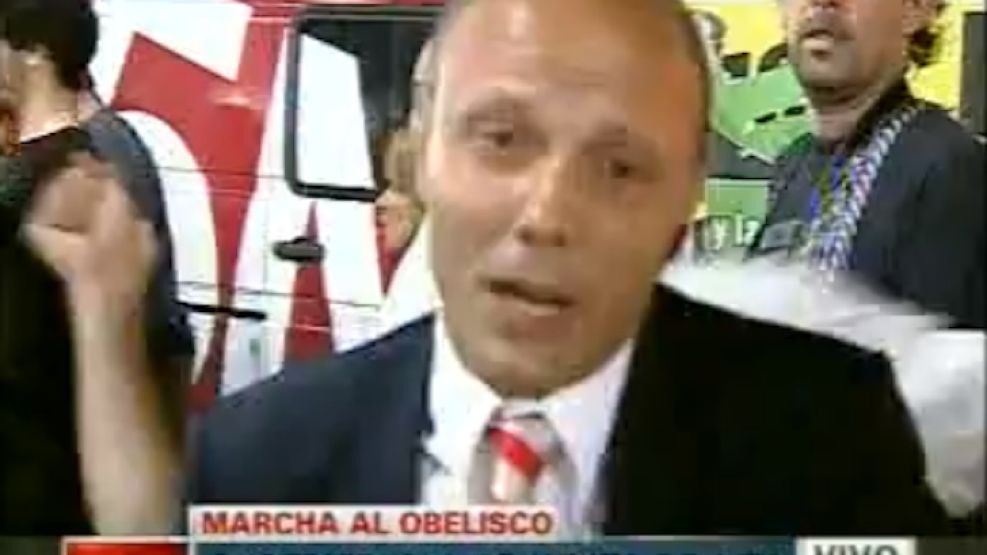 Un manifestante le pegó una piña a Néstor Dib. Video.