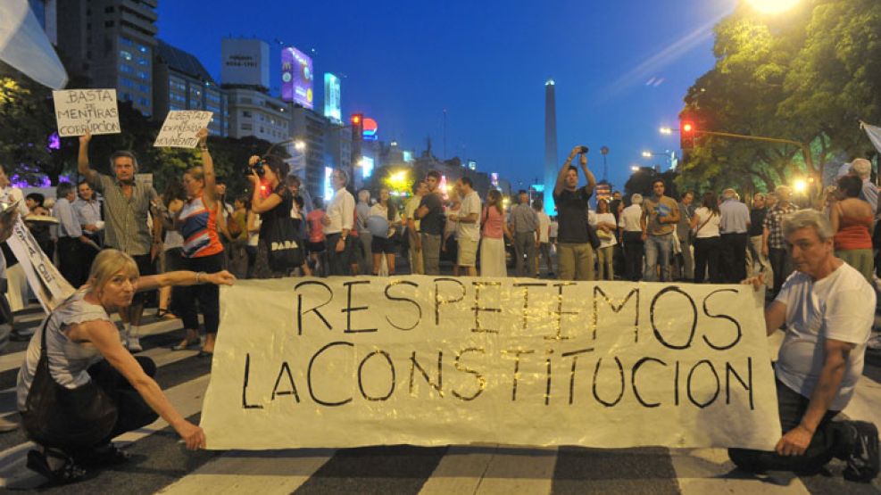 A la calle. Miles de personas llevaron todo tipo de reclamos para el Gobierno. Entre los consultados, destacaron a Macri y Binner como principales opositores. 