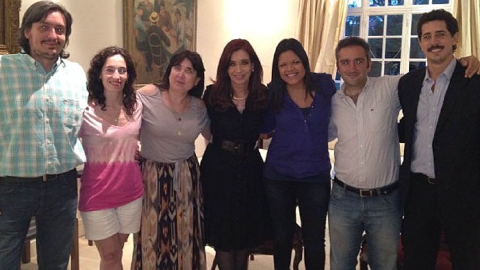 Cristina junto a Máximo Kirchner y su novia, Rocío García, la hermana de la presidenta, Giselle; la hija de Chávez, el "Cuervo" Larroque y  Eduardo "Wado" De Pedro.