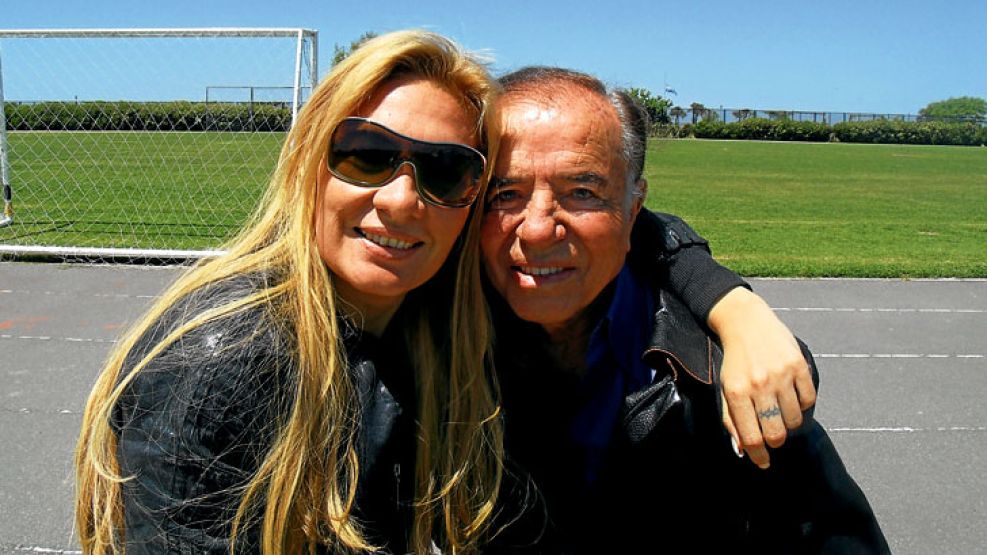 MI AMIGO CARLOS. Liliana, actual pareja de Ibar Pérez Corradi, con el riojano más famoso.