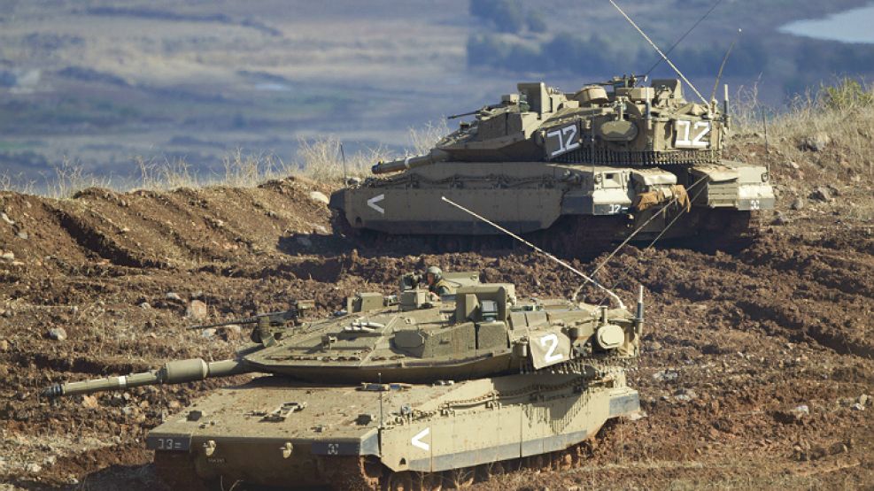 Tanques israelíes son usados tanto para disuadir como para atacar desde la meseta en disputa.