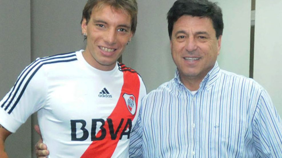 Bottinelli, uno de los jugadores que estuvo en la mira de la AFIP por las triangulaciones, y Passarella.