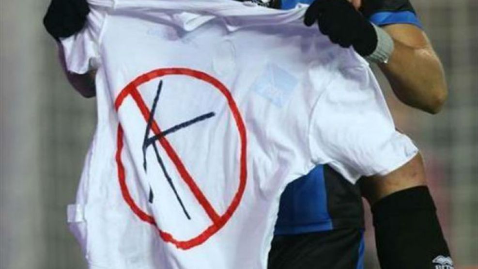 Denis festejó mostrando una remera con una "K" tachada.