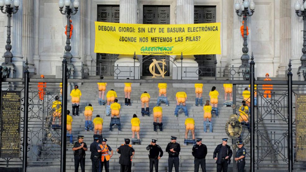 "¿Dónde nos metemos las pilas?", fue la consigna para pedir por la ley de basura electrónica. Fotos.