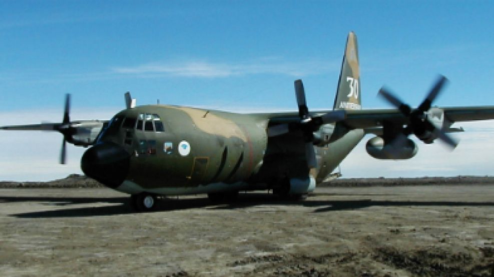 Un avión Hércules como el de la foto es el que los cadetes buscan proteger del embargo.