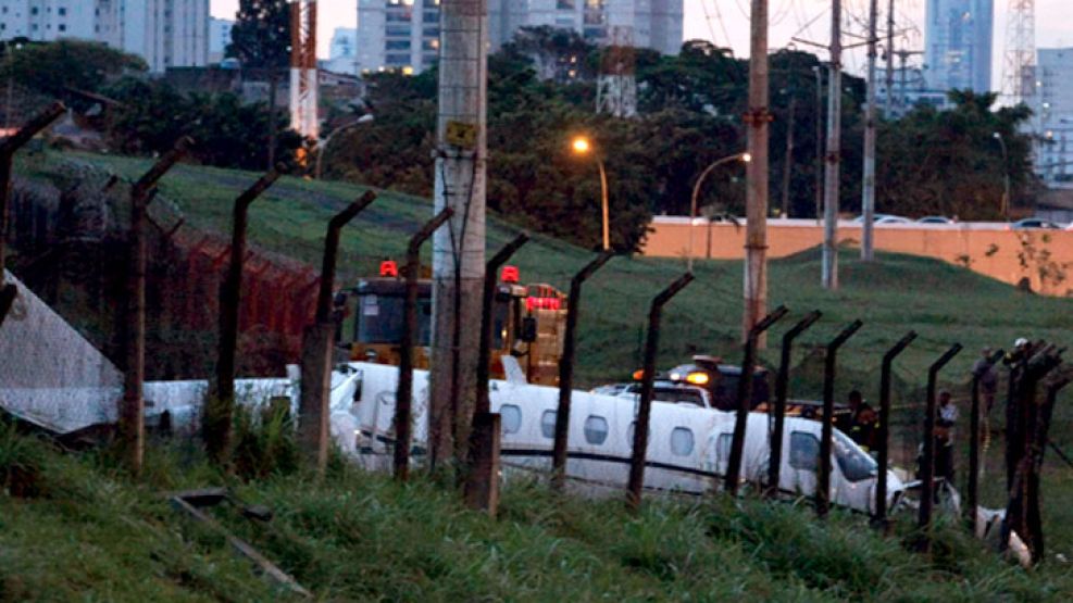 El avión terminó a metros de la autopista.