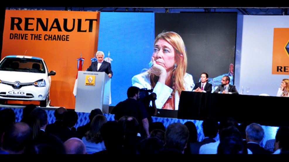 Mirada. Debora Giorgi mutaba sonrisas con muecas durante el discurso de De La Sota.