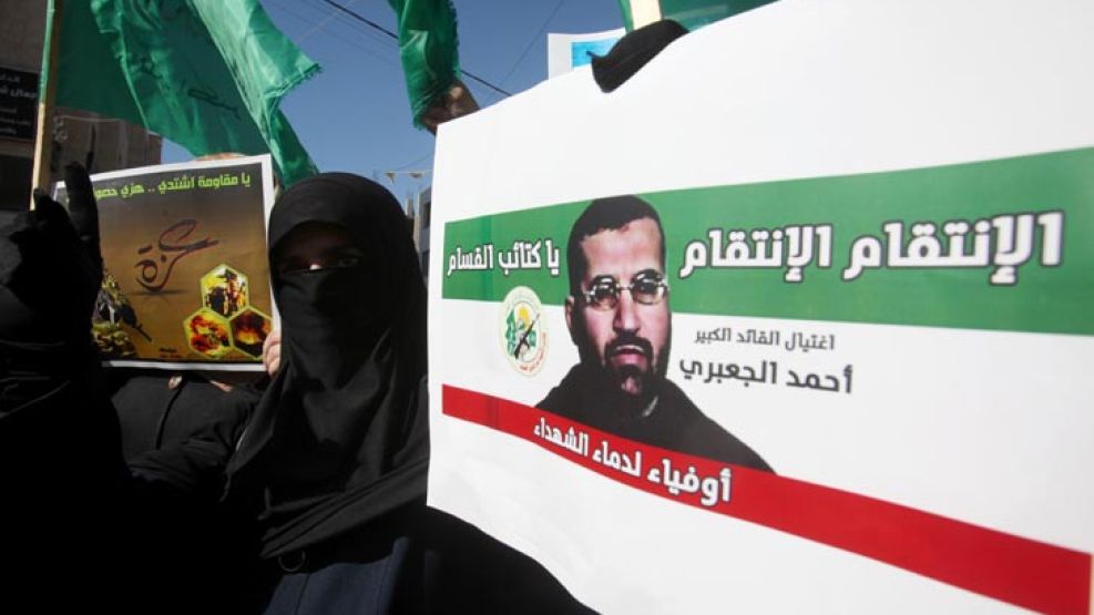 Palestinos salieron a las calles para manifestarse por la muerte del líder de Hamas, Ahmed Jaabari.