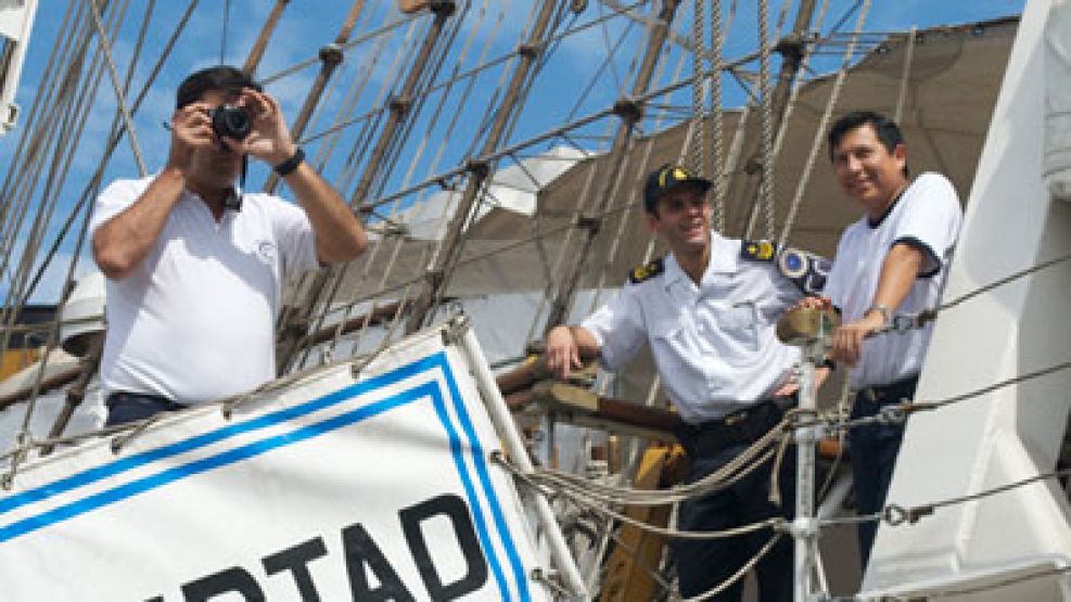 Parte de la tripulación de la Fragata Libertad observan los movimientos sobre el puerto de Tema.