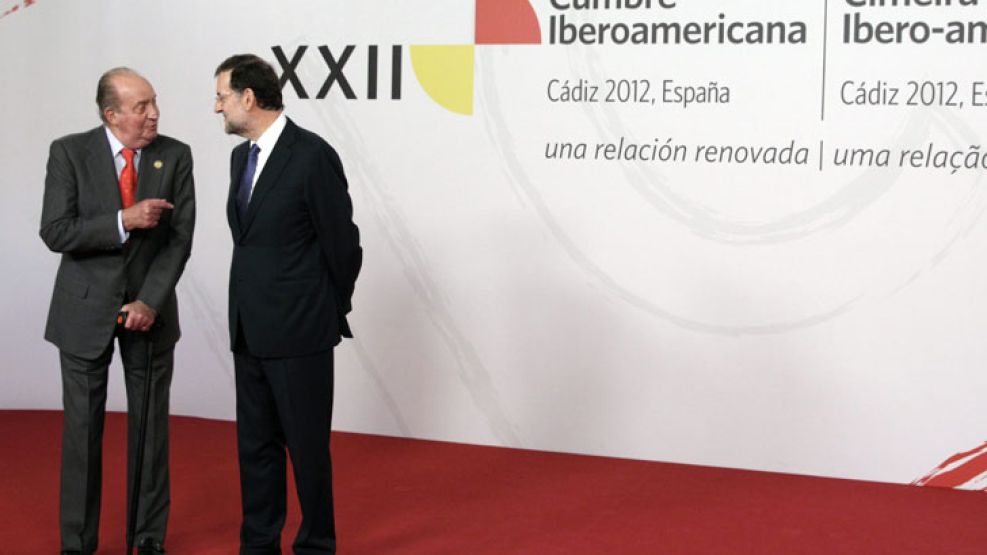 Juan Carlos presidió el viernes la inauguración de la XXII Cumbre Iberoamericana, en la ciudad española de Cádiz en muletas.