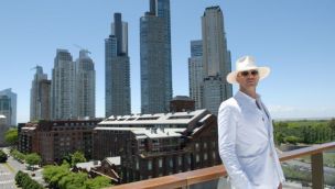 El empresario Alan Faena en la terraza de su nuevo edificio, El Aleph, diseñado por el arquitecto Norman Foster. "El barrio dejó de ser una promesa para convertirse en realidad", dice
