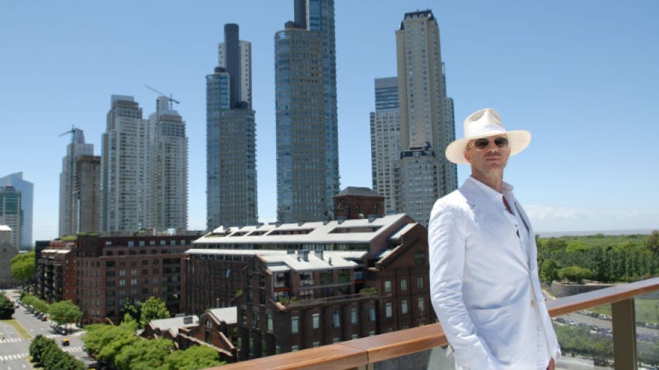 El empresario Alan Faena en la terraza de su nuevo edificio, El Aleph, diseñado por el arquitecto Norman Foster. "El barrio dejó de ser una promesa para convertirse en realidad", dice