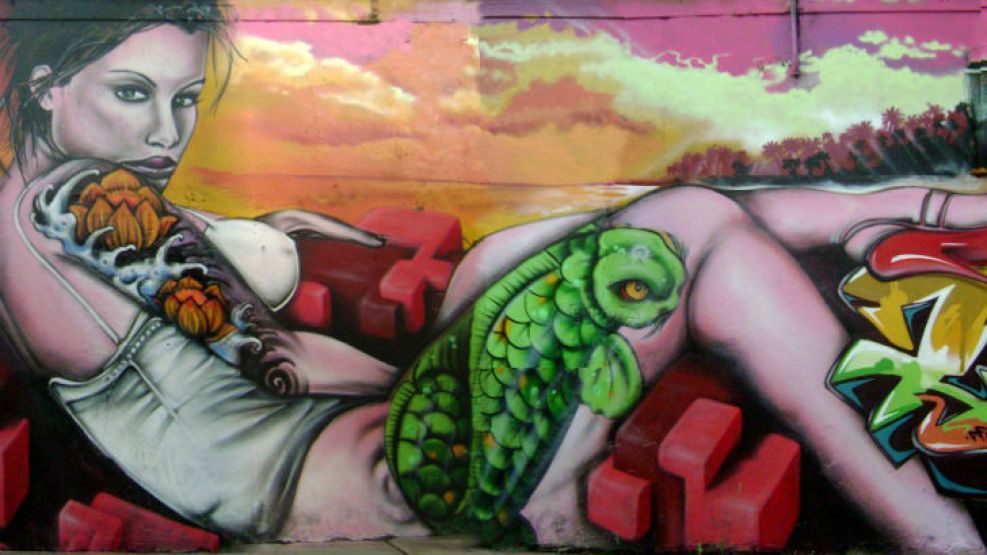 La experiencia visual del peatón de Buenos Aires tiene, al menos, tres tonos: la señalética urbana, las expresiones no institucionales y graffiti, stencil, textos callejeros y pintadas.