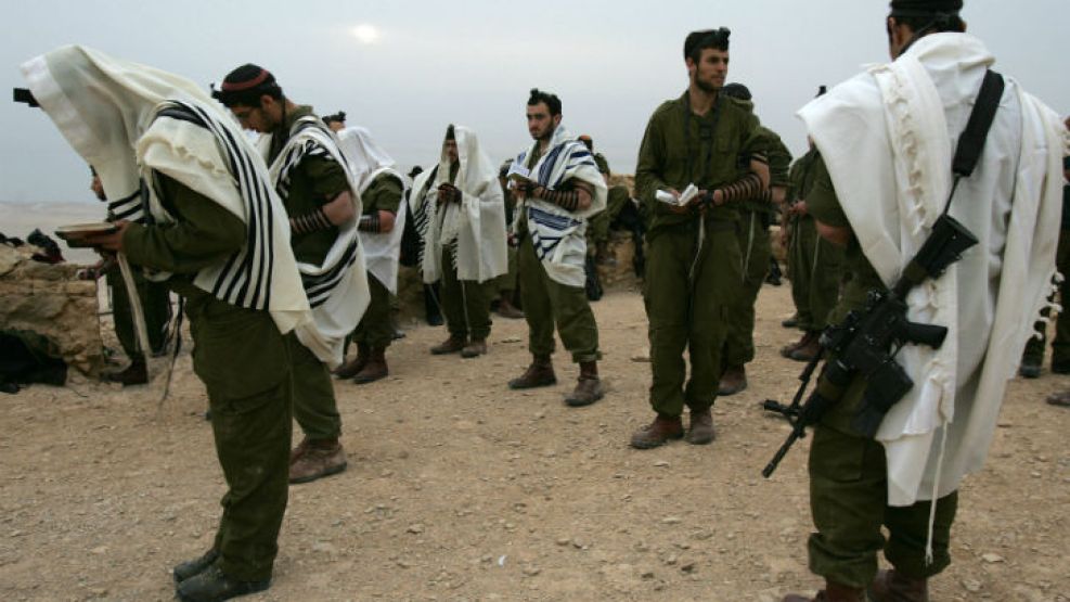 Año tras año, soldados llegan a Masada para hacer un juramento.