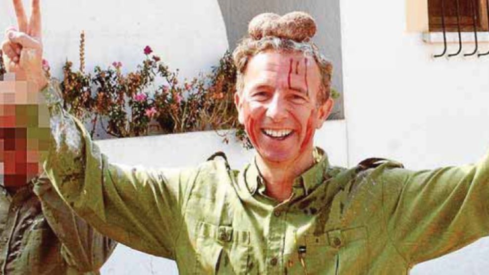 Carlos Delgado, con los testículos aún sangrantes del ciervo sobre la cabeza.